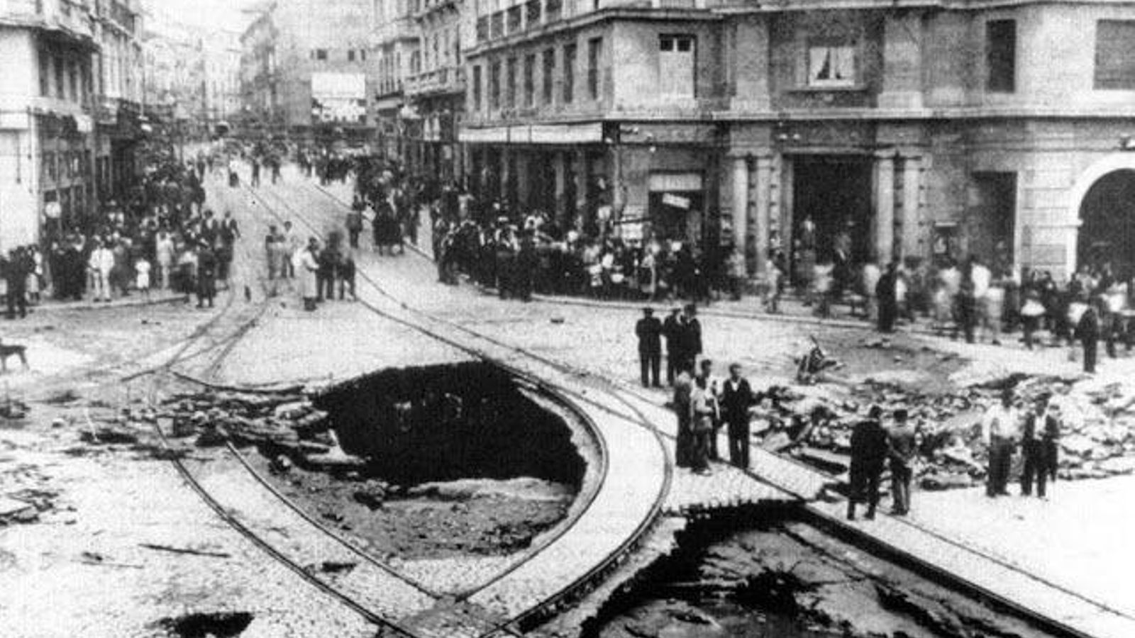 Agujero que se abrió al reventar el Darro.