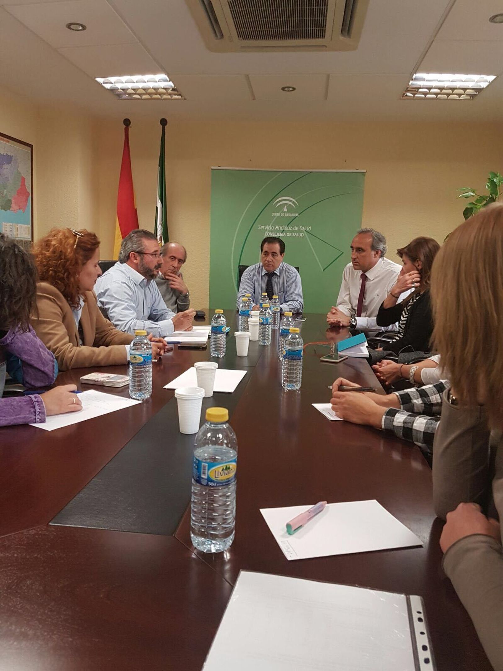 Un momento de la reunión mantenida ayer con el nuevo gerente del SAS.