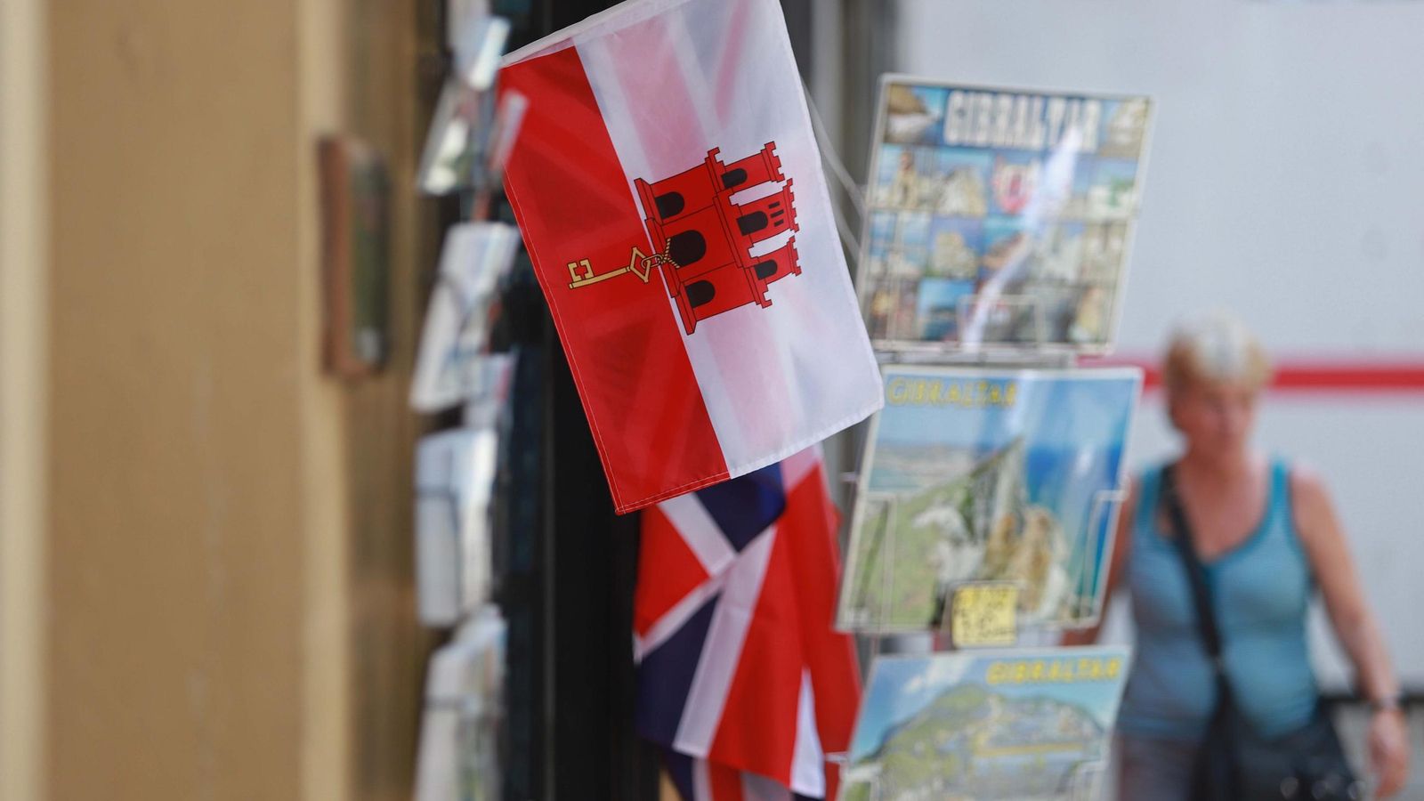 Una bandera de Gibraltr en una tienda de suvenires.