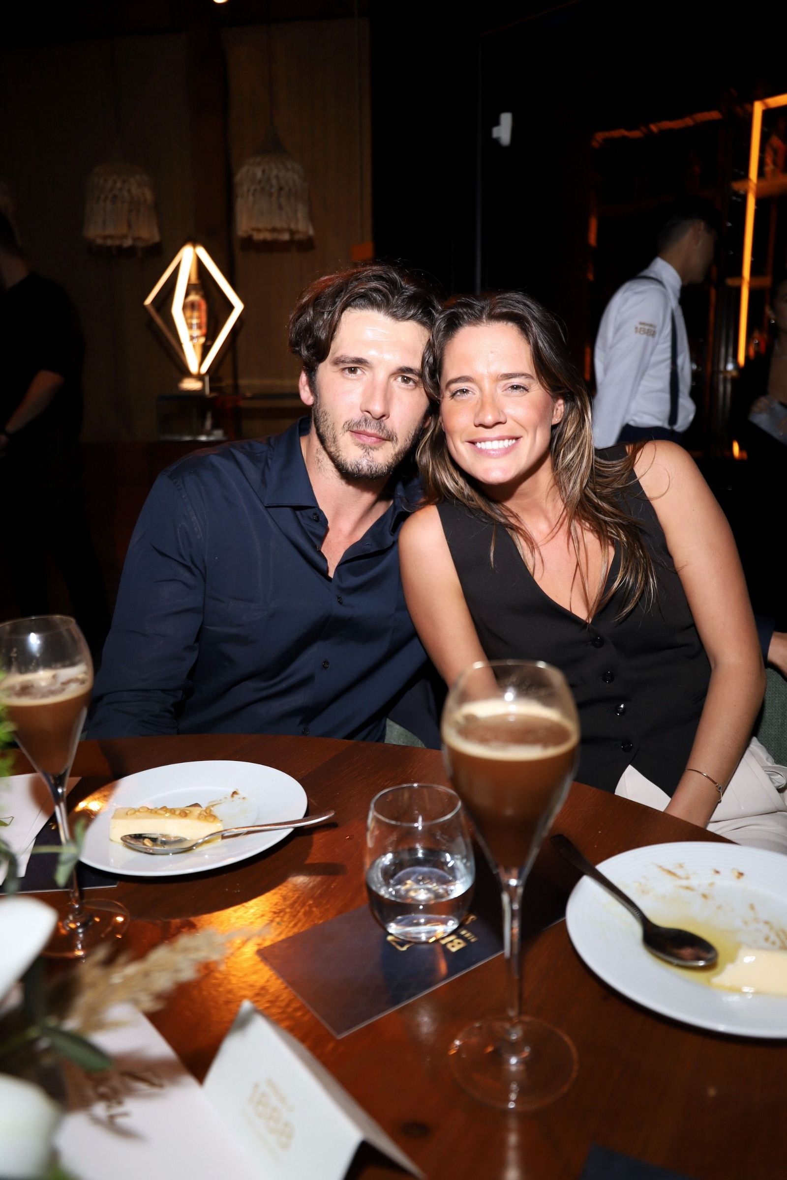 Yon González con Azahara Margon, relaciones públicas de Suntory Global Spirits