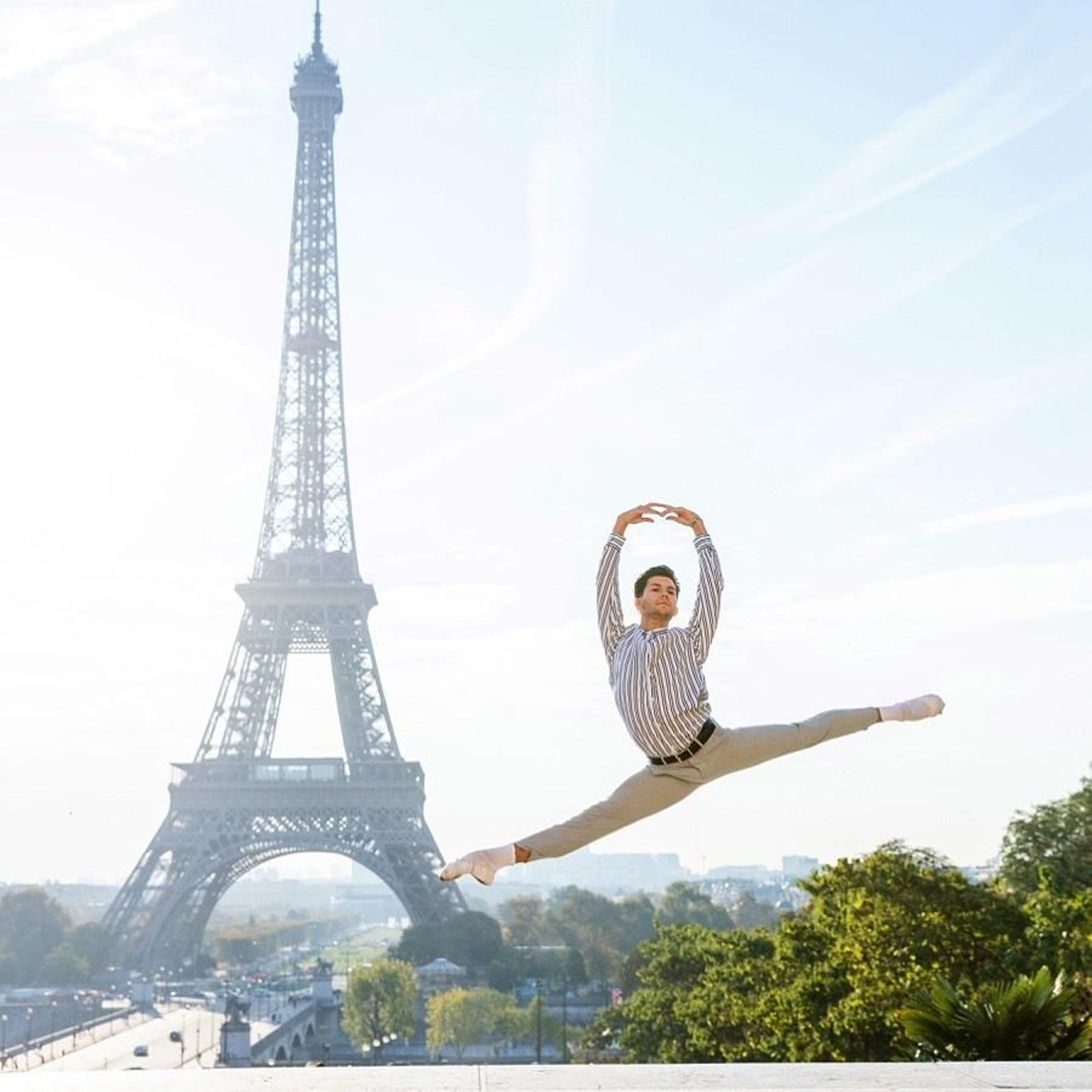 El bailarín, en una bonita fotografía con el fondo de la Torre Eiffel.