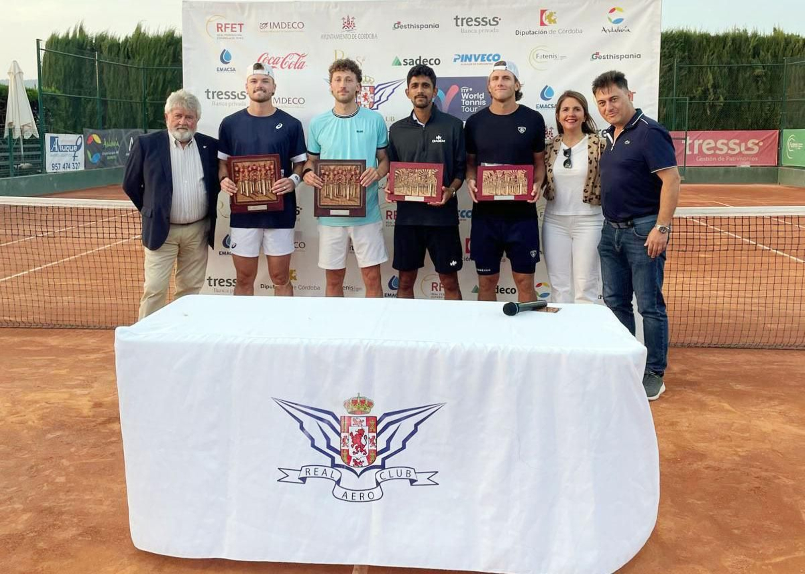Los campeones del dobles posan con sus premios.
