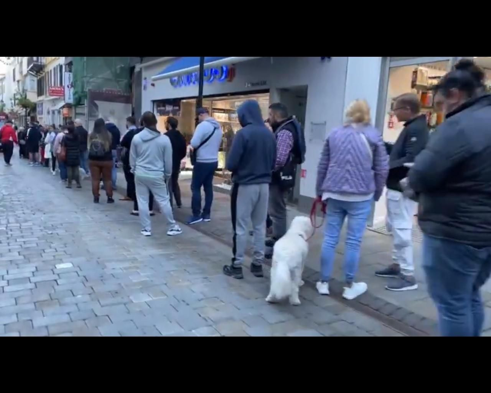 Cola en Gibraltar para entrar en una tienda.
