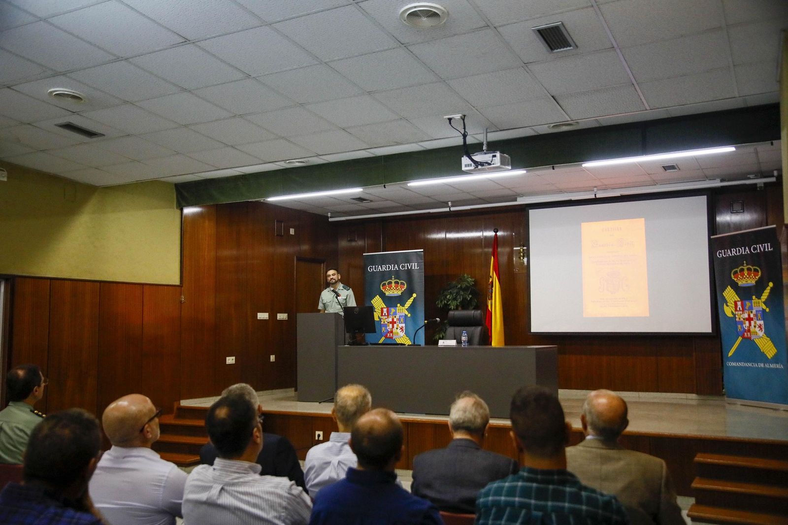 Las imágenes de la charla de Jesús Narciso Núñez Calvo sobre 'La creación de la Guardia Civil como nuevo modelo de seguridad pública' en Almería