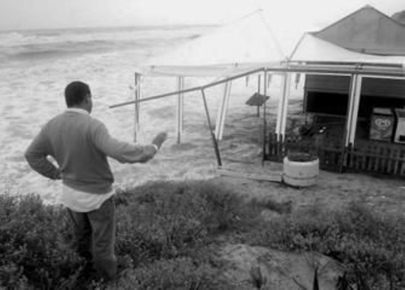 Uno de los chiringuitos que resultaron afectados como consecuencia del fuerte temporal que azotó a la playa.