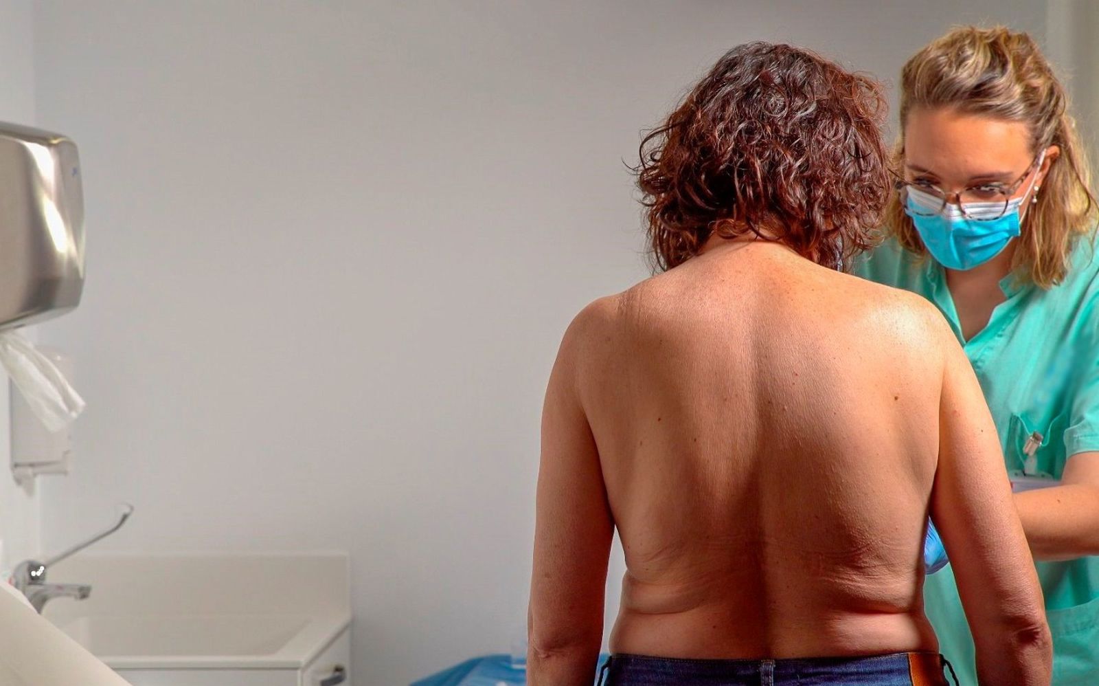 Personal sanitario durante una exploración a una paciente en la Unidad de Mama de un hospital.