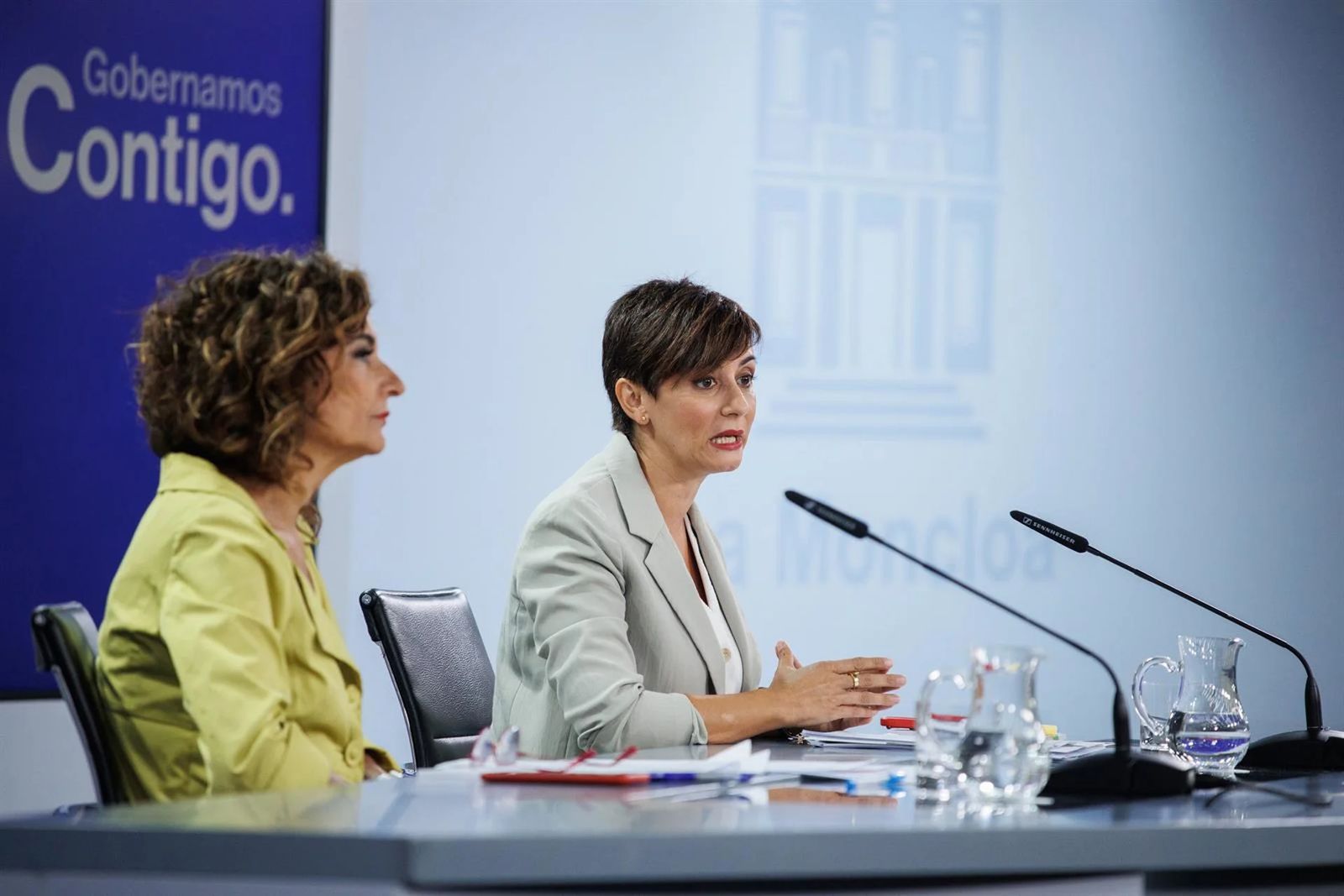 La vicepresidenta primera del Gobierno y ministra de Hacienda, María Jesús Montero, y la ministra de Vivienda y Agenda Urbana, Isabel Rodríguez.