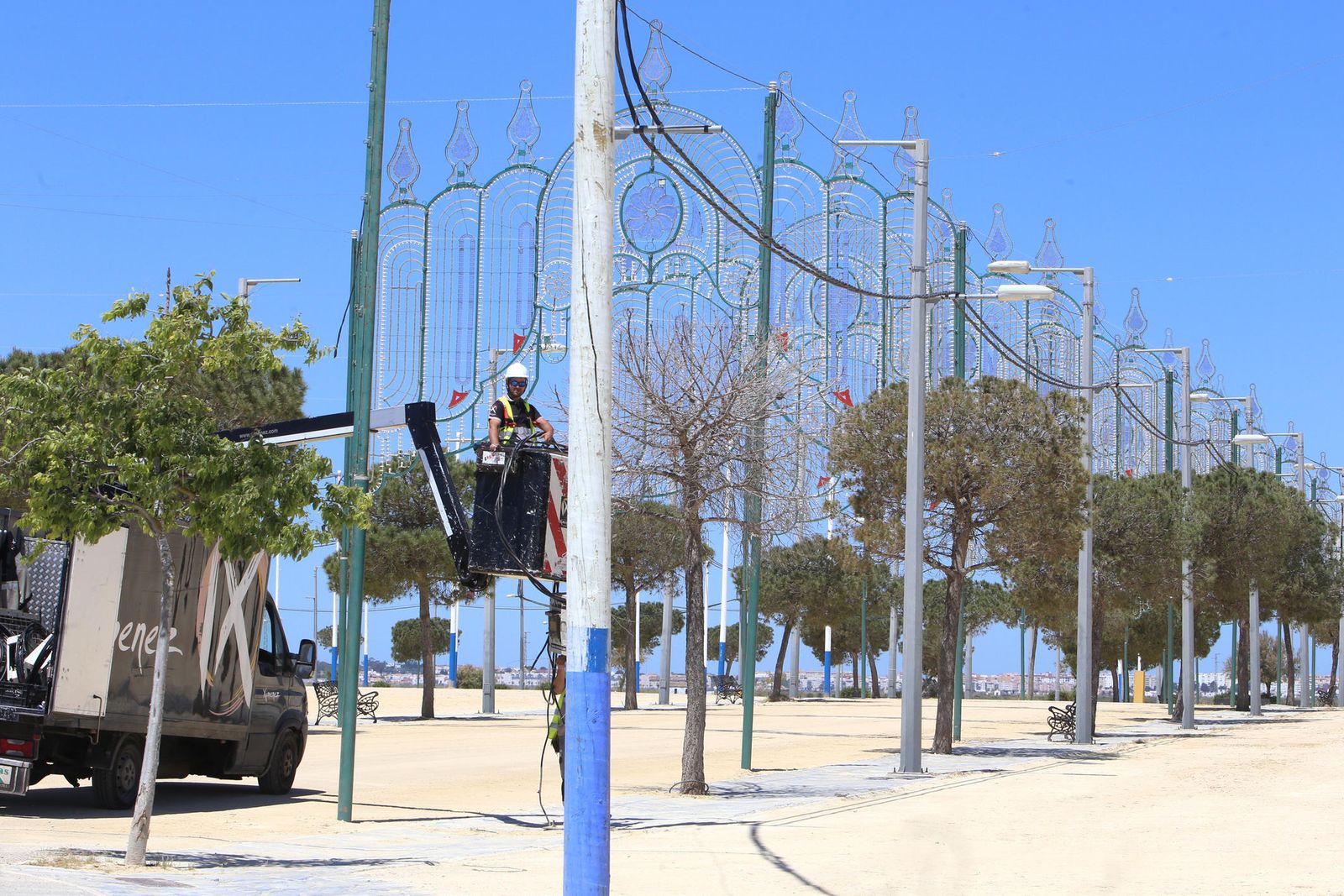 Continúan los trabajos de preparación del recinto ferial, con la instalación del alumbrado extraordinario.