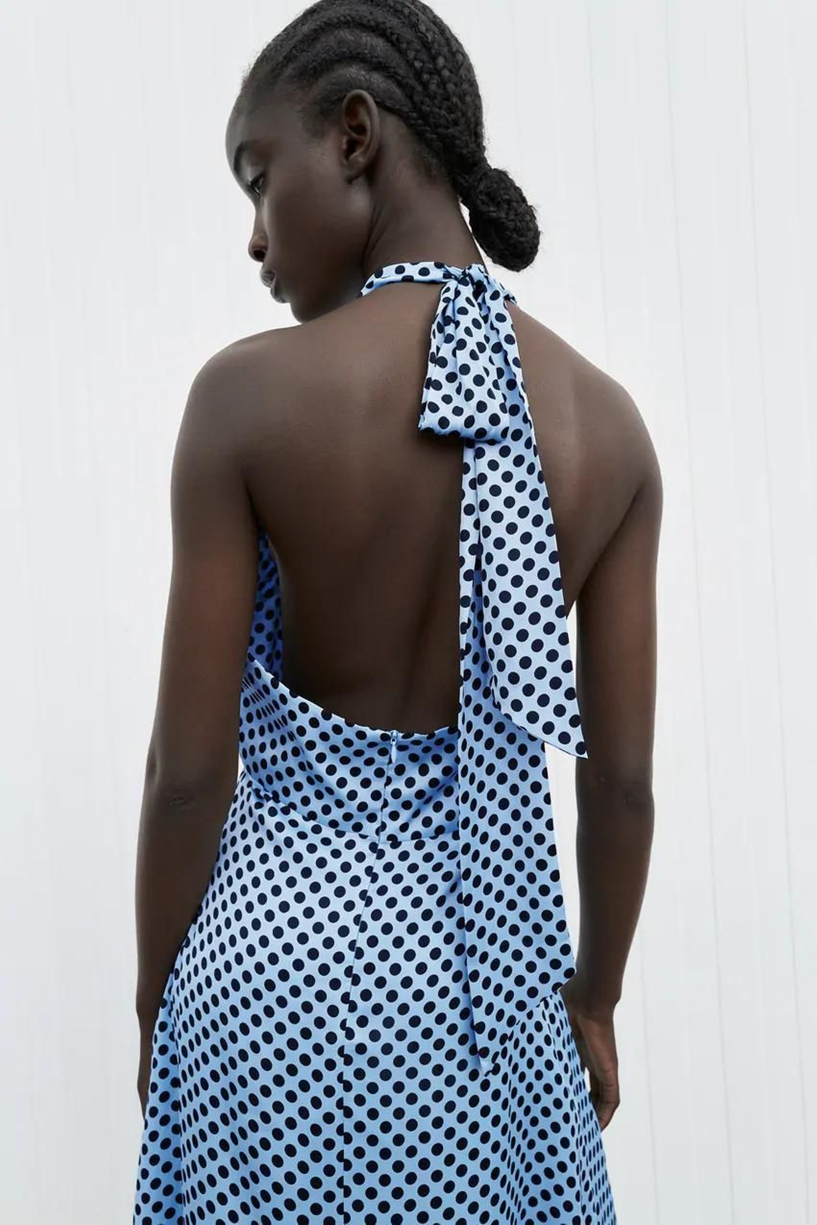 El vestido de lunares de las rebajas de Zara con el que ser la invitada perfecta.