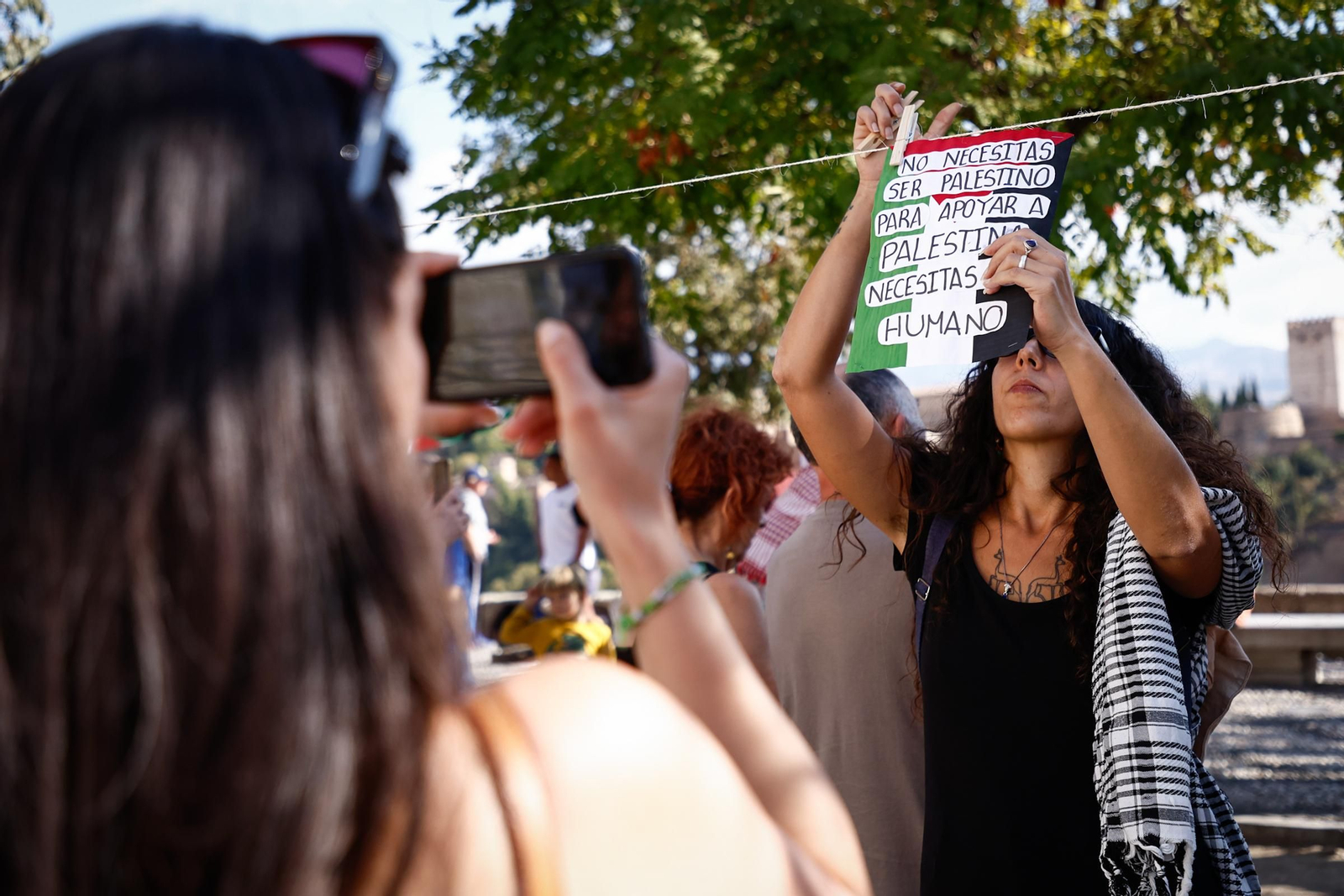Lágrimas frente a la Alhambra, en imágenes: así se han leído en Granada los nombres de los niños muertos en Gaza