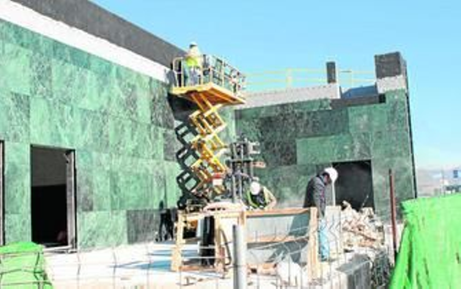 Los obreros han retomado esta semana los trabajos de revestimiento de la fachada con mármol verde.