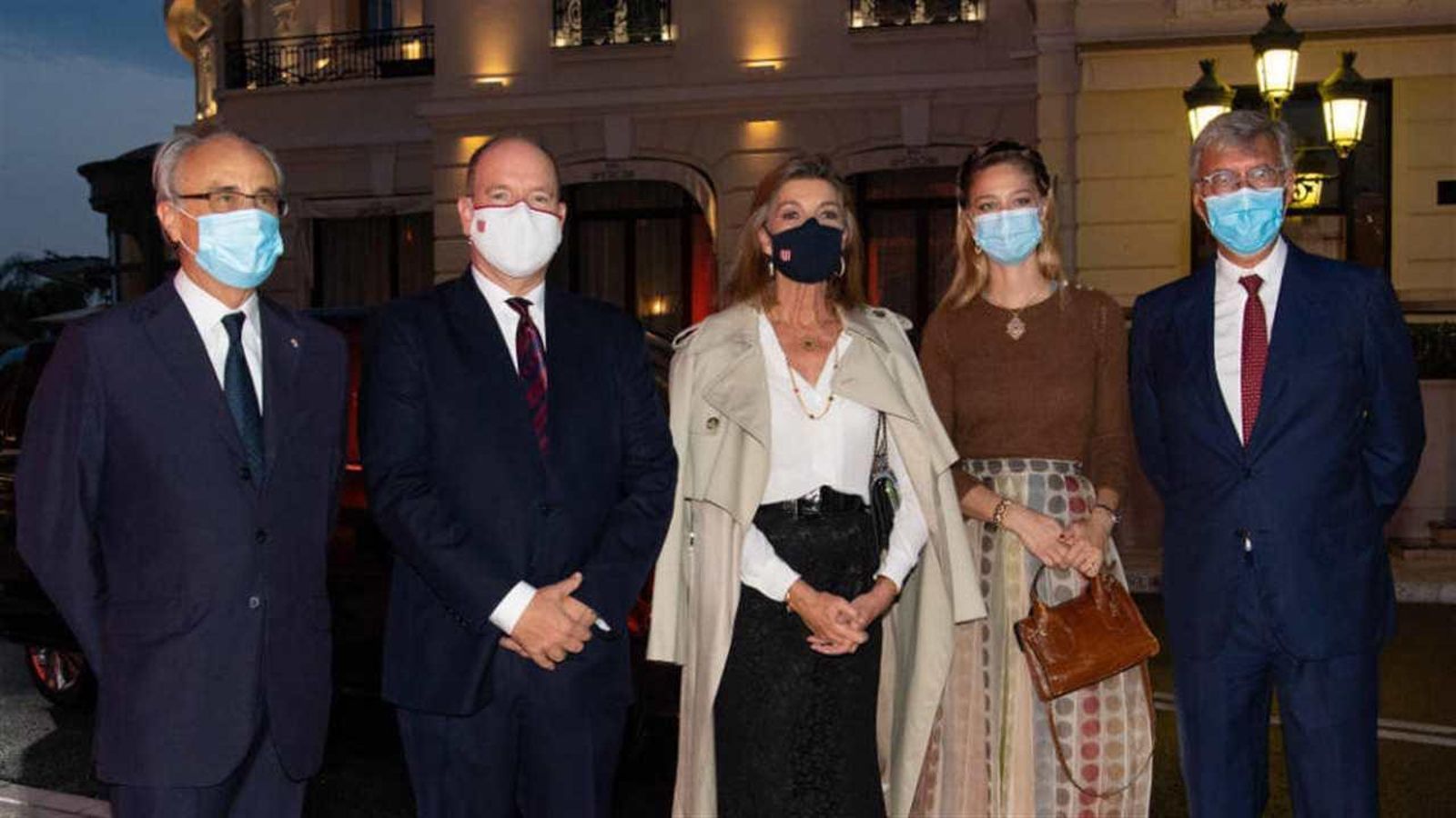 La princesa Carolina (centro), con el príncipe Alberto y Beatrice Borromeo, en su última aparición: un recital de la Ópera de Montecarlo.