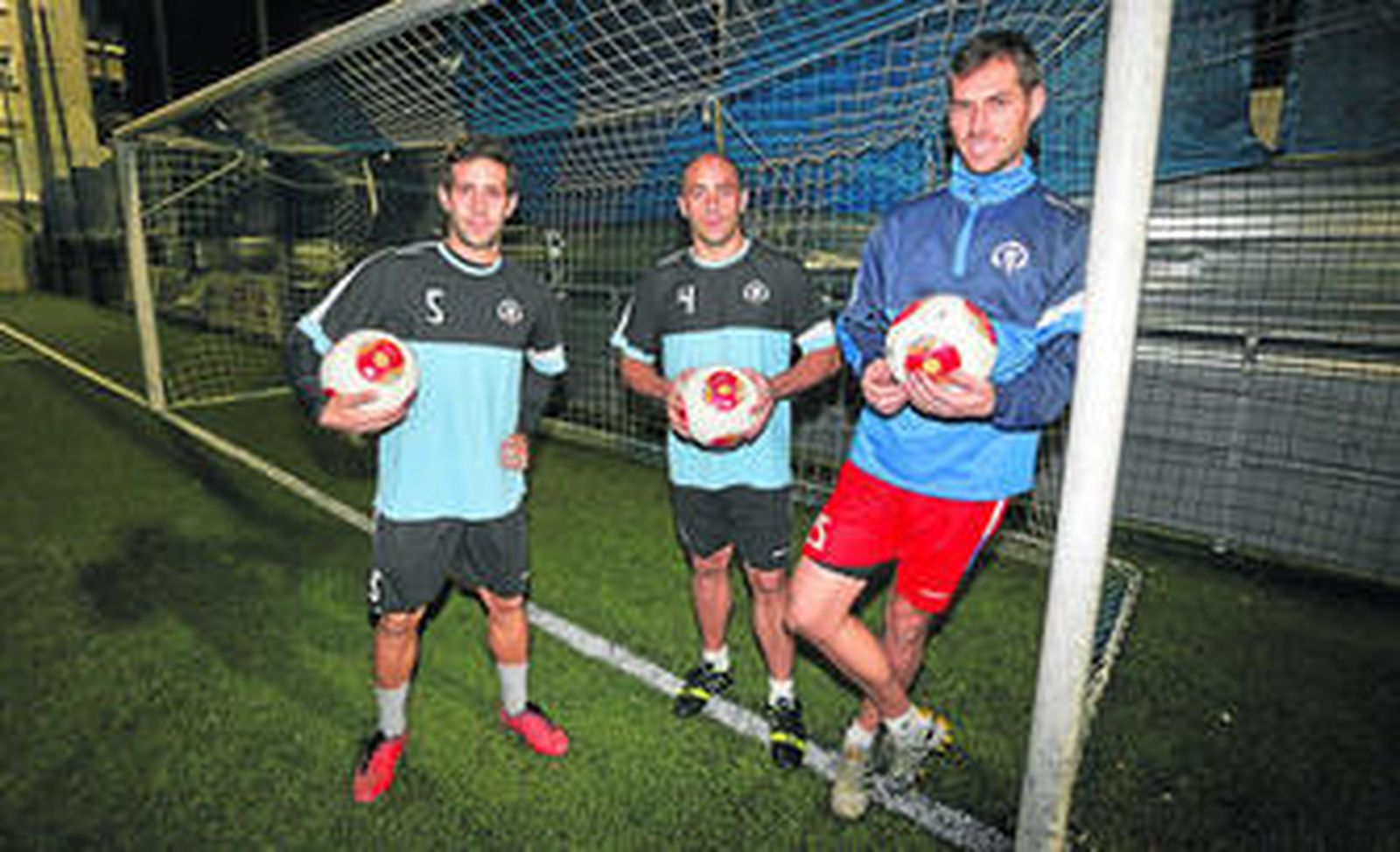 De izquierda a derecha los exbalonos Rafa Villén, baja por sanción, Jesule y Mikel Pagola.