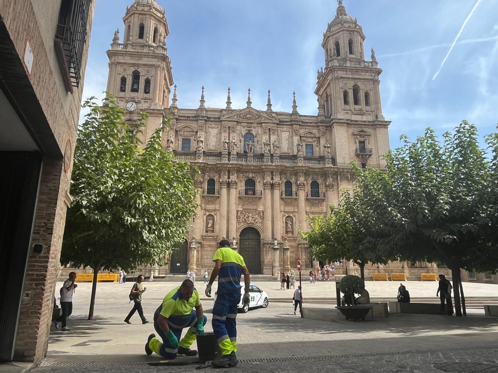 Limpieza manual de un imbornal en la Plaza de Santa María, ante la Catedral de Jaén.