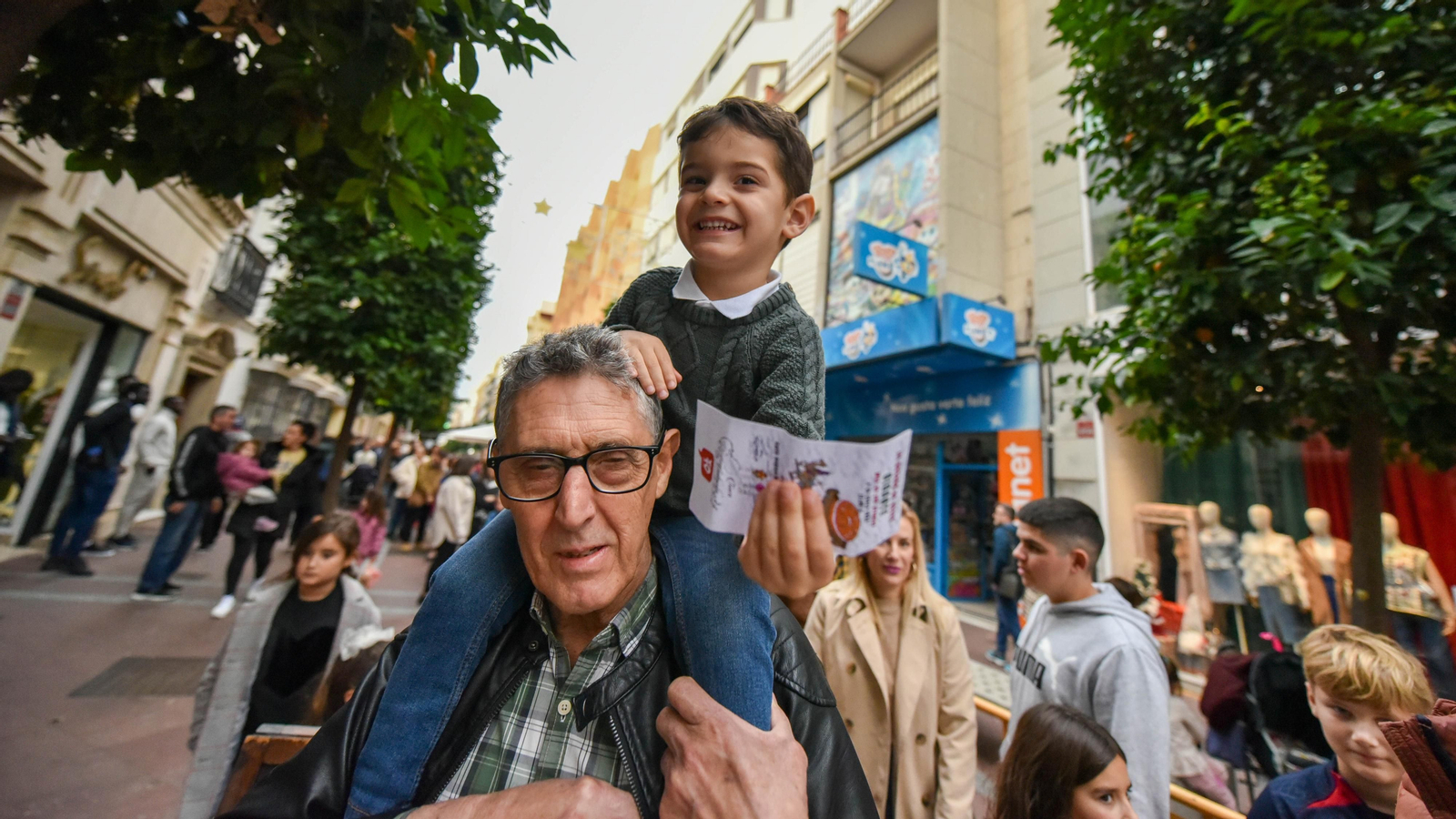El III roscón de Reyes gigante solidario de Algeciras, en imágenes