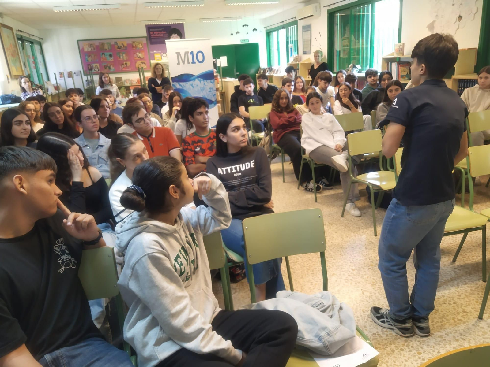María Pérez se dirigió a los estudiantes del IES Azcona