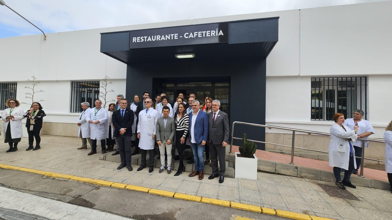 Imágenes de la flamante cafetería del Hospital Torrecárdenas