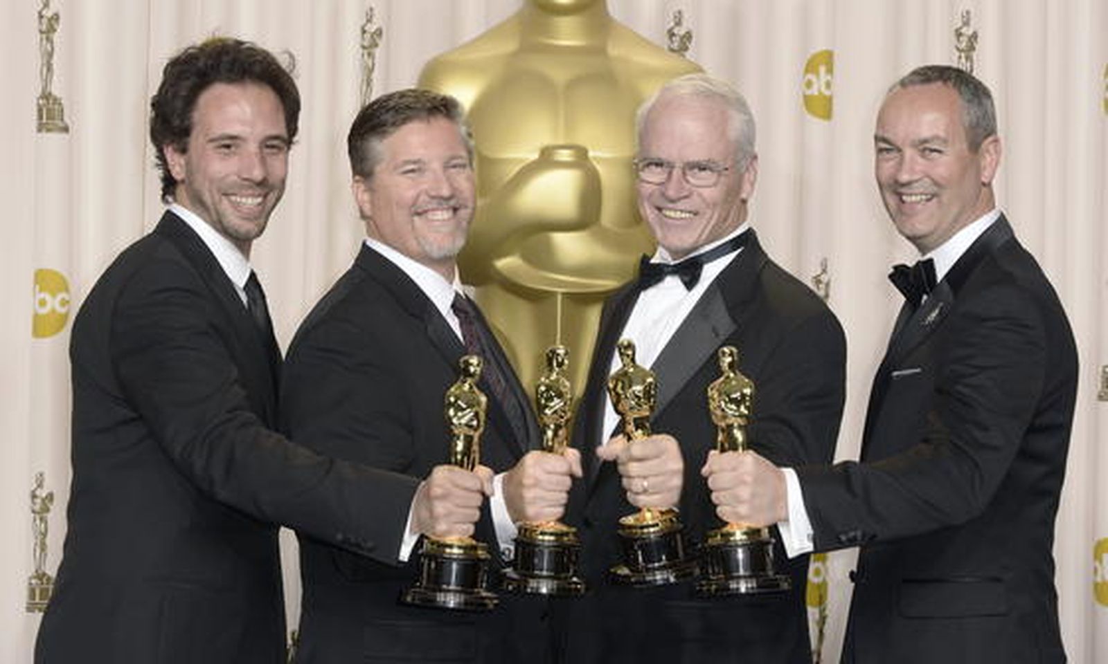 Guillaume Rocheron, Bill Westenhofer, Donald R. Elliot y Erik-Jane De Boer, Oscar a los mejores efectos visuales por 'La vida de Pi'.

Foto: EFE