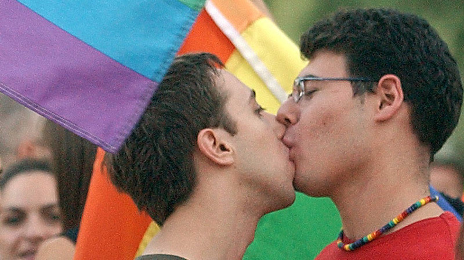 Una pareja de homosexuales se besa durante la celebración del día del orgullo gay en Sevilla.