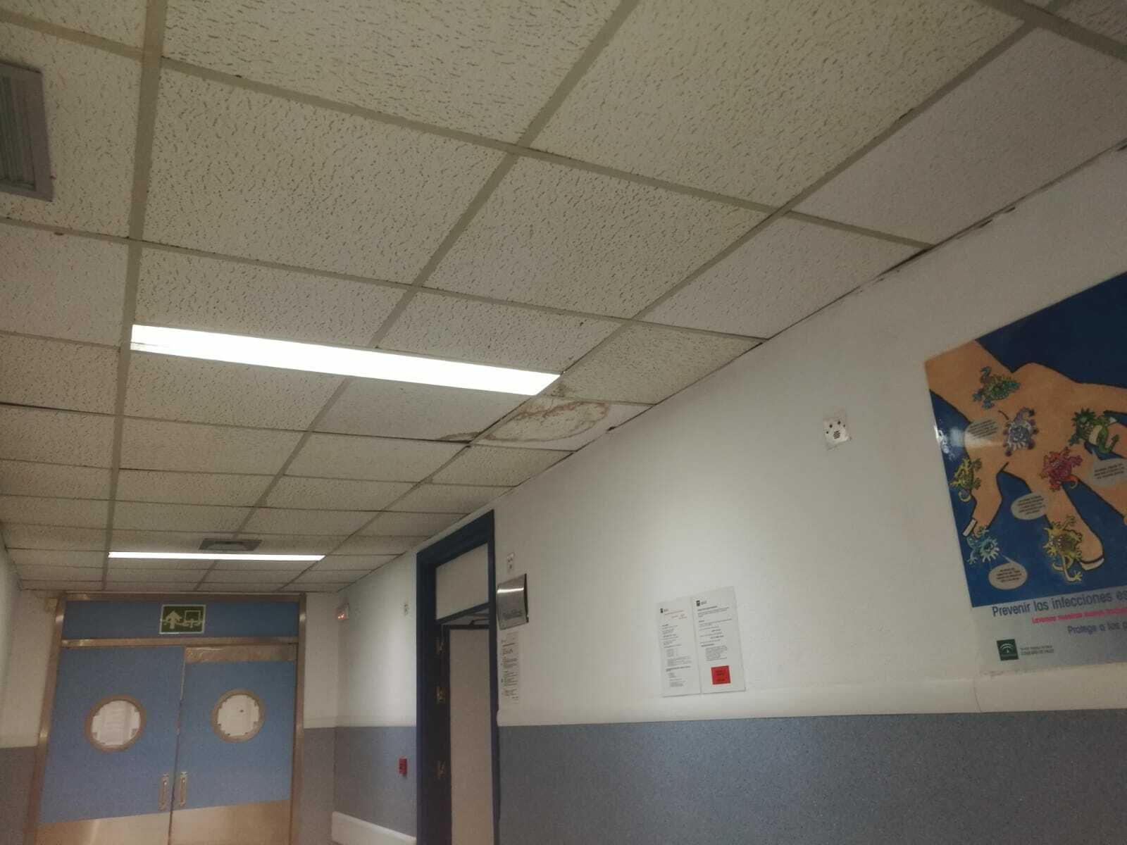 Manchas de humedad en el techo de urgencias del hospital de Puerto Real.