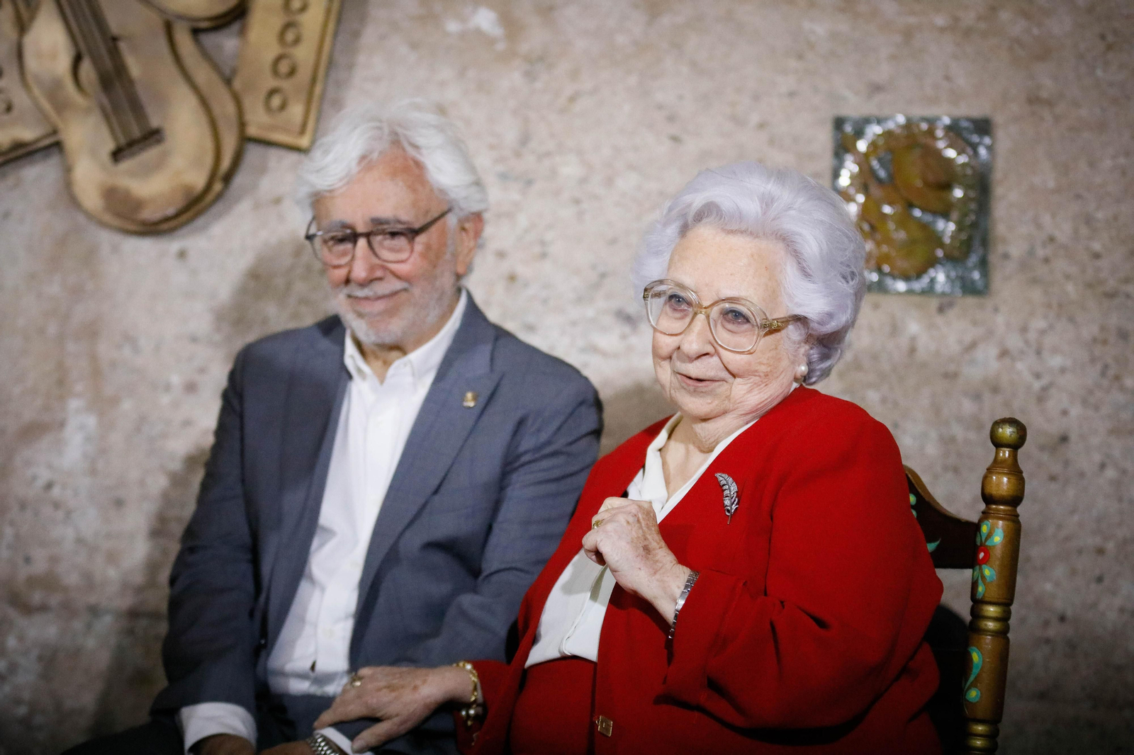 Entrega de Anagrama de Oro y Brillantes de la Ciudad de Almería a Andrés Caparrós en imágeness