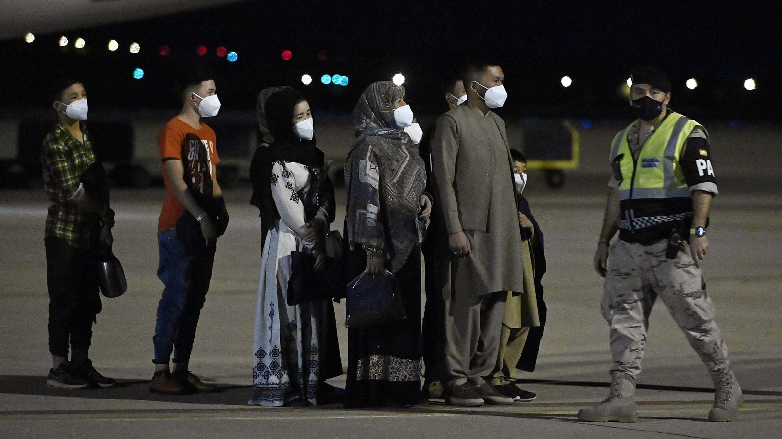 Refugiados afganos que llegaron a España en octubre, junto con la familia de Karwan, en la base de Torrejón de Ardoz.