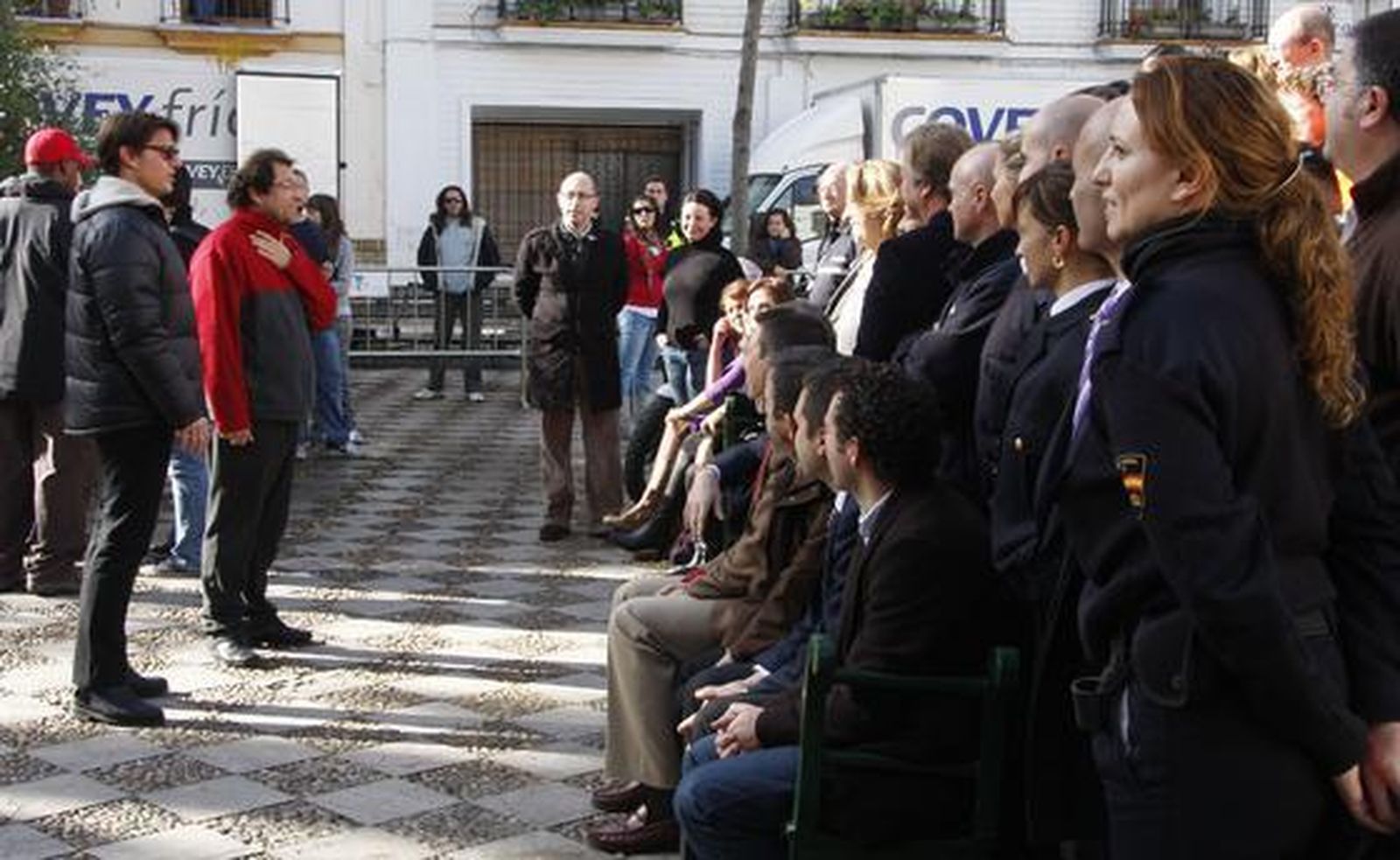 Tom Cruise observa a todos los miembros del equipo de rodaje y colaboradores en la Plaza de Pilatos.  Foto: Victoria Hidalgo