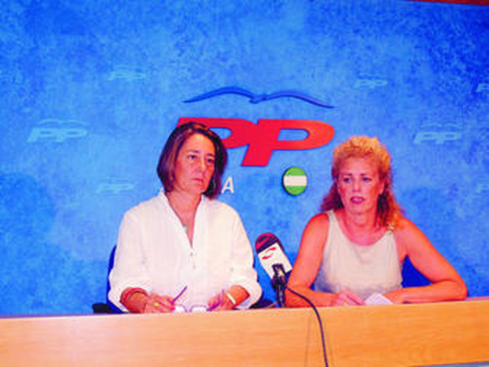 La diputada del PP Regina Serrano y la secretaria de Medio Ambiente del PP, Aurora Baena.