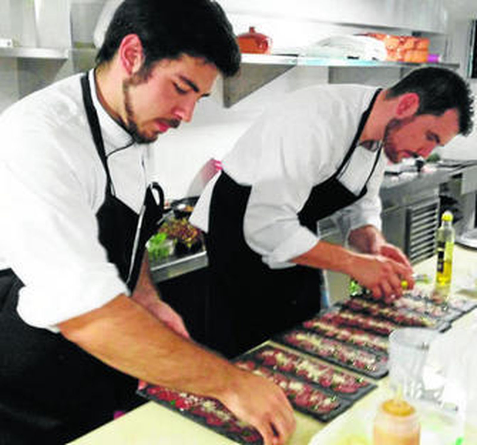 Un momento de la preparación de los platos.
