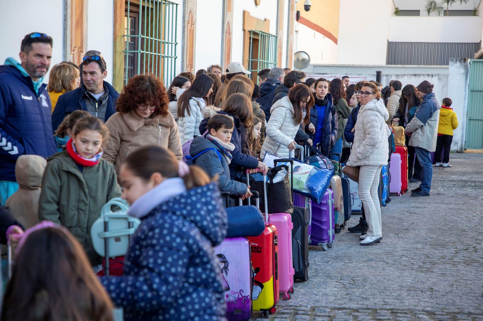 La salida de los niños que participan en los Campamentos de Navidad de la Diputación, en imágenes