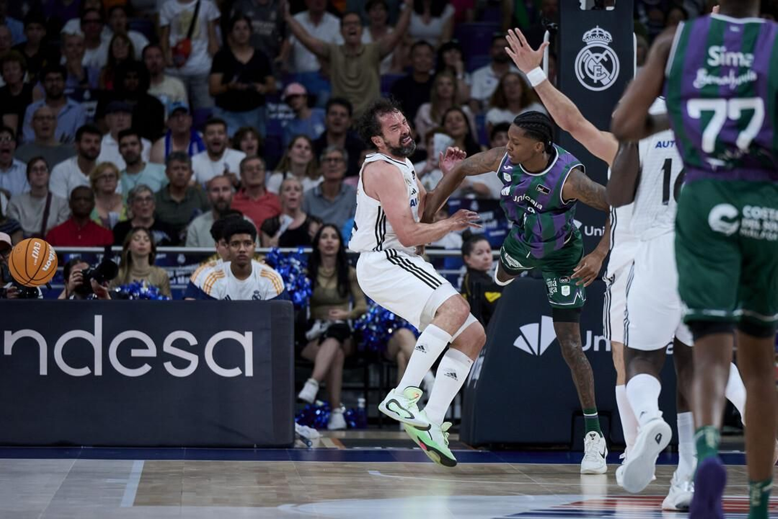 Carter hace una falta a Llull.