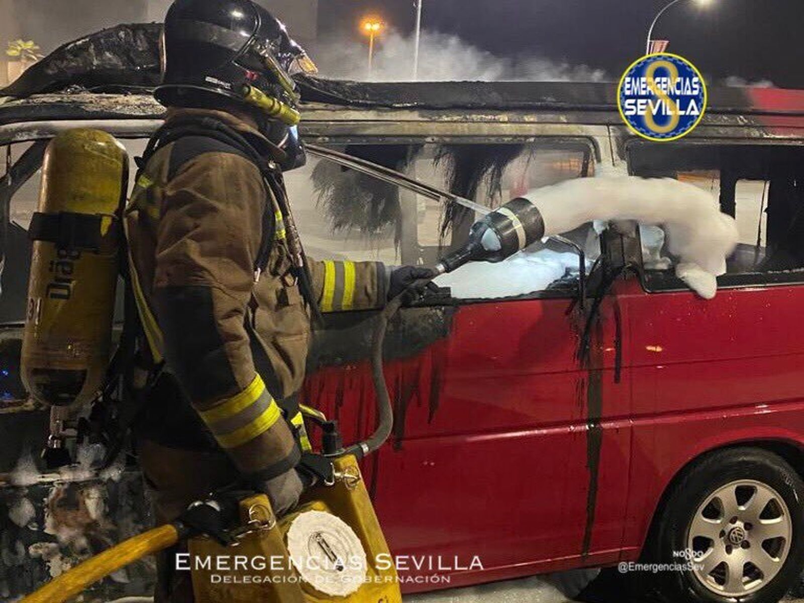 Un bombero apaga el fuego de la gasolinera.