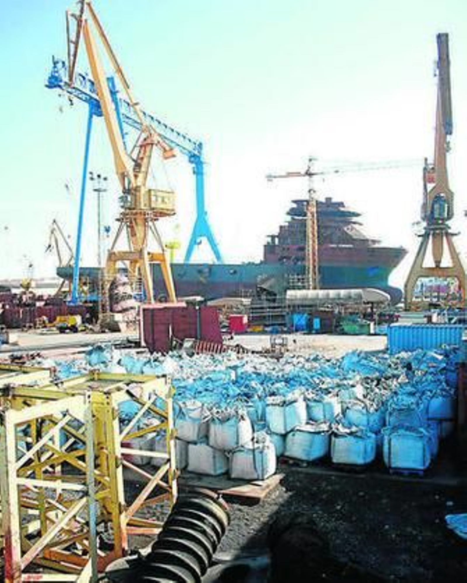 Instalaciones y uno de los barcos paralizados de Astilleros.