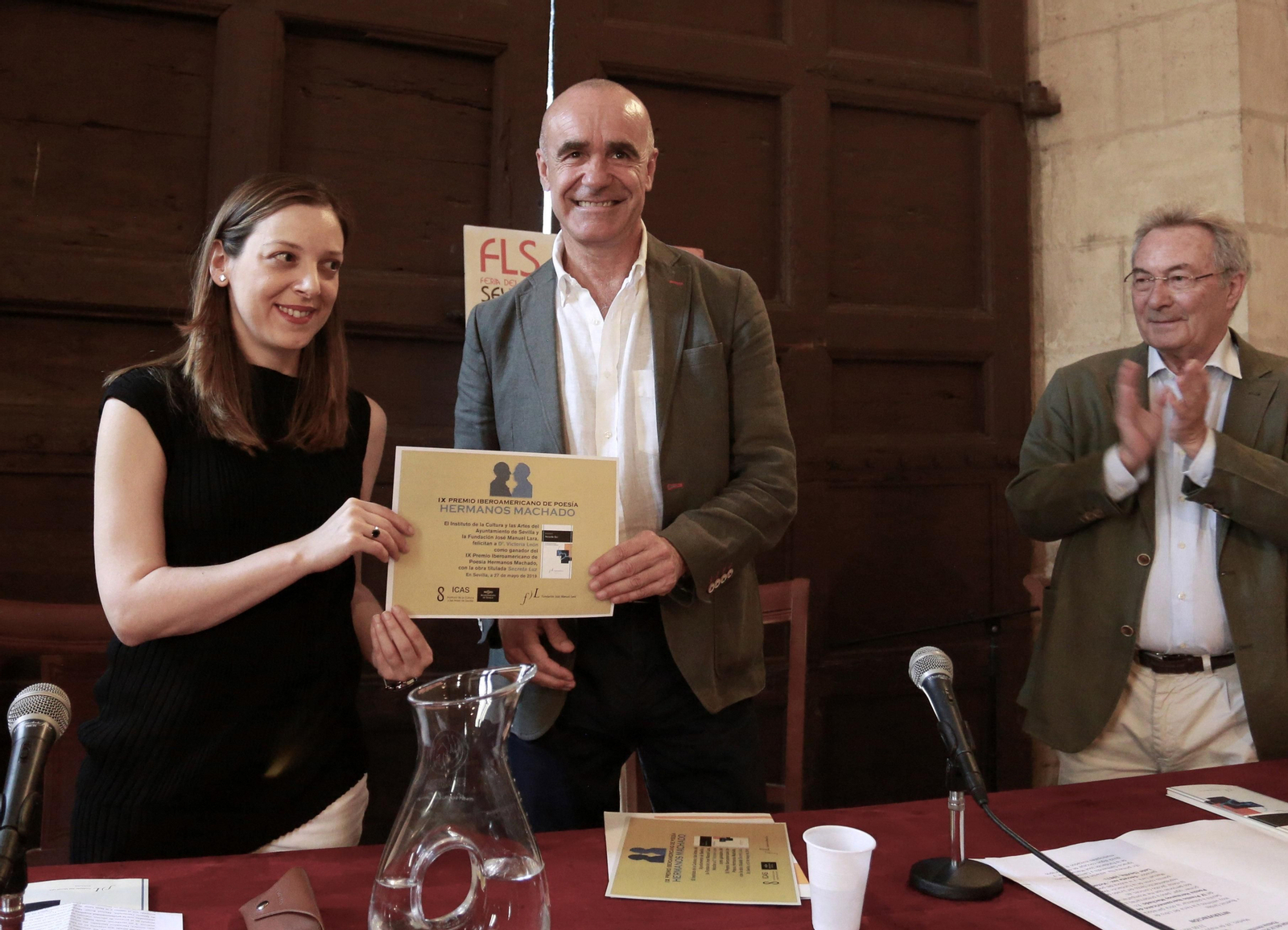 Victoria León recoge el Premio Hermanos Machado de Poesía.