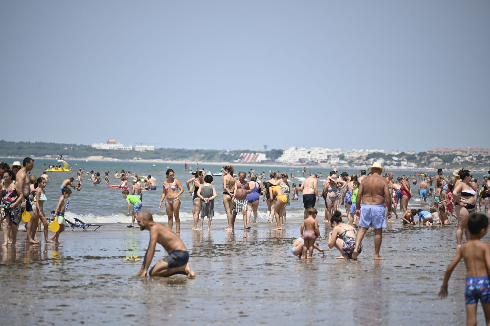 Ambiente en la playas de Huelva este sábado 22 de julio, en imágenes