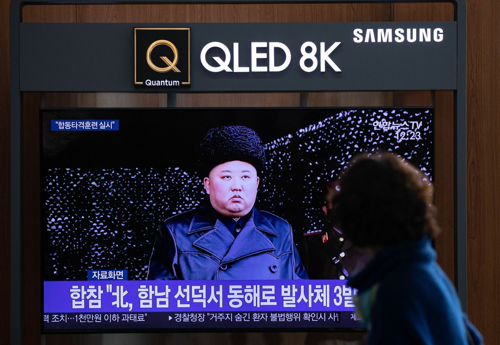 Un surcoreano observa una noticia sobre el lanzamiento norcoreano en Seúl.