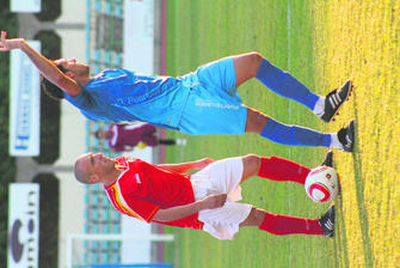 Cabello se dispone a sacar una falta ante un rival.