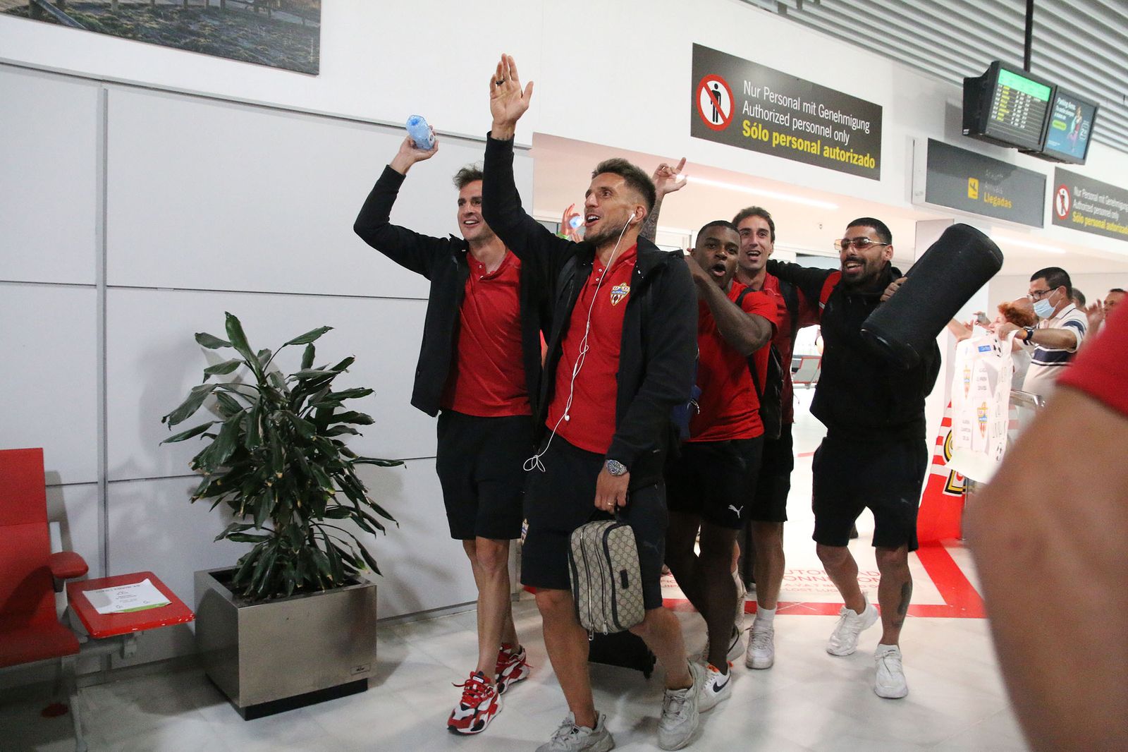 Fotogalería de la llegada de la UDA al aeropuerto de Almería