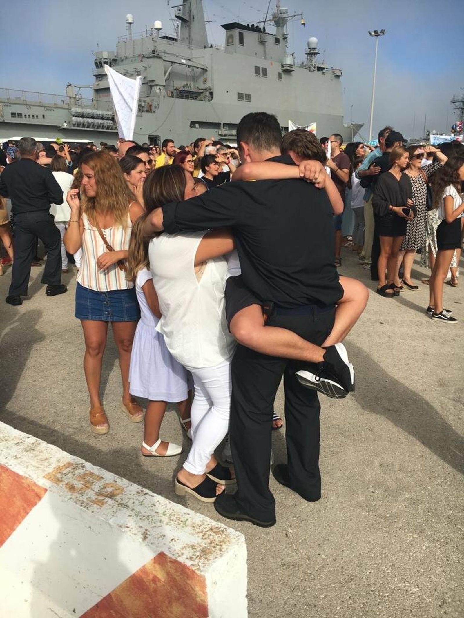Abrazo de un familia en la Base.