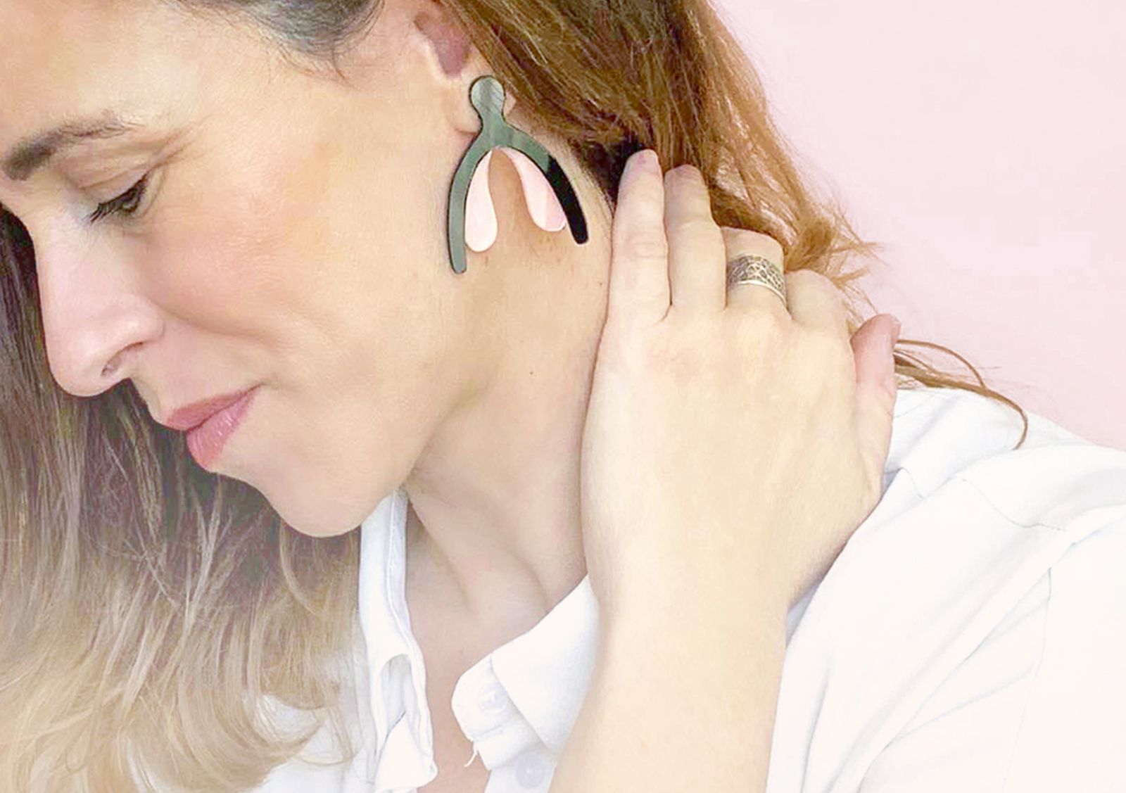 Unos pendientes con forma de clítoris viajan desde Granada al Museo de la Vagina de Londres