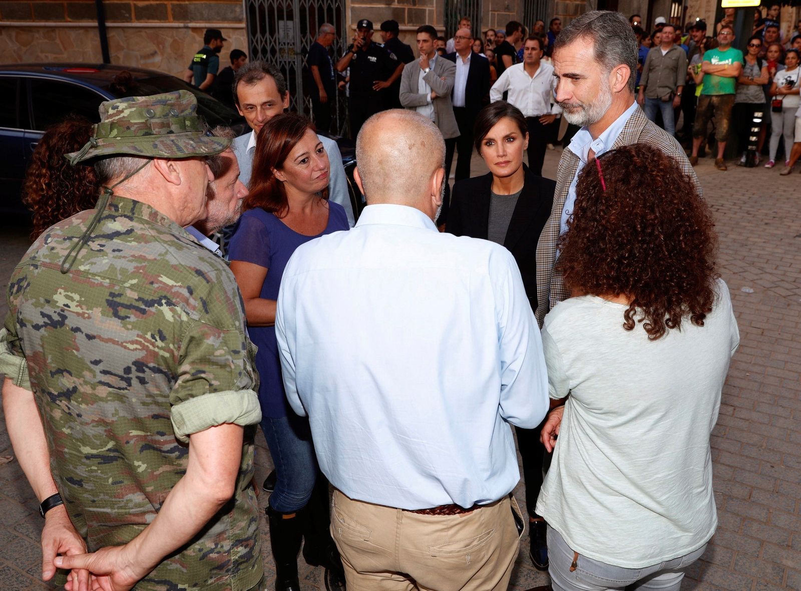 Los Reyes visitan a los afectados por las inundaciones en Mallorca.