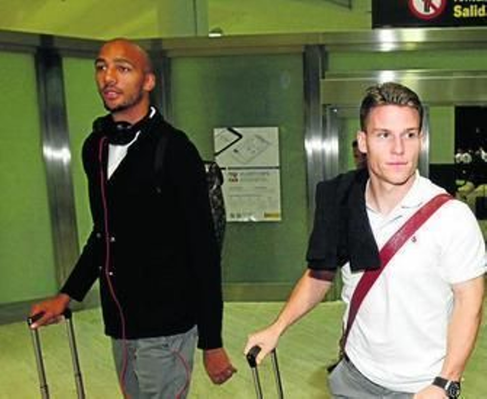 N'Zonzi y Gameiro, en su regreso de Manchester, ayer.