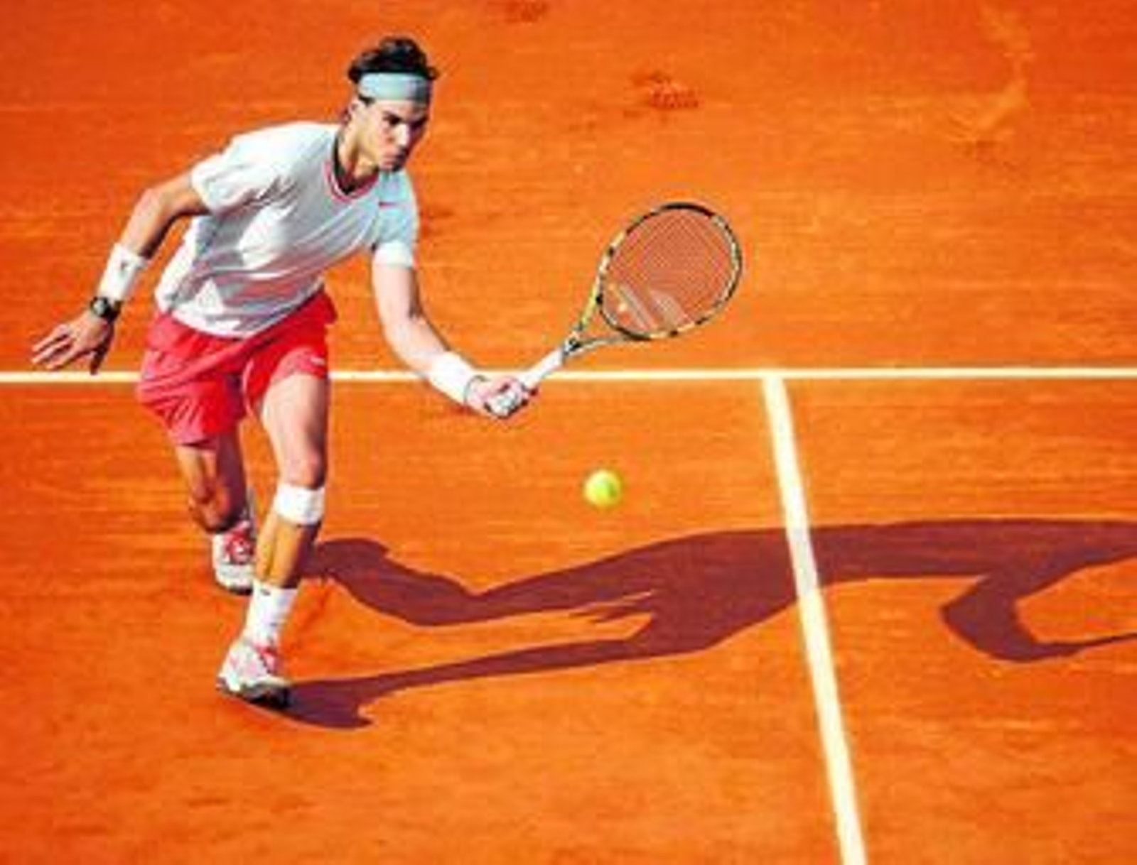 Nadal se dispone a golpear la pelota durante su choque ante Fognini.