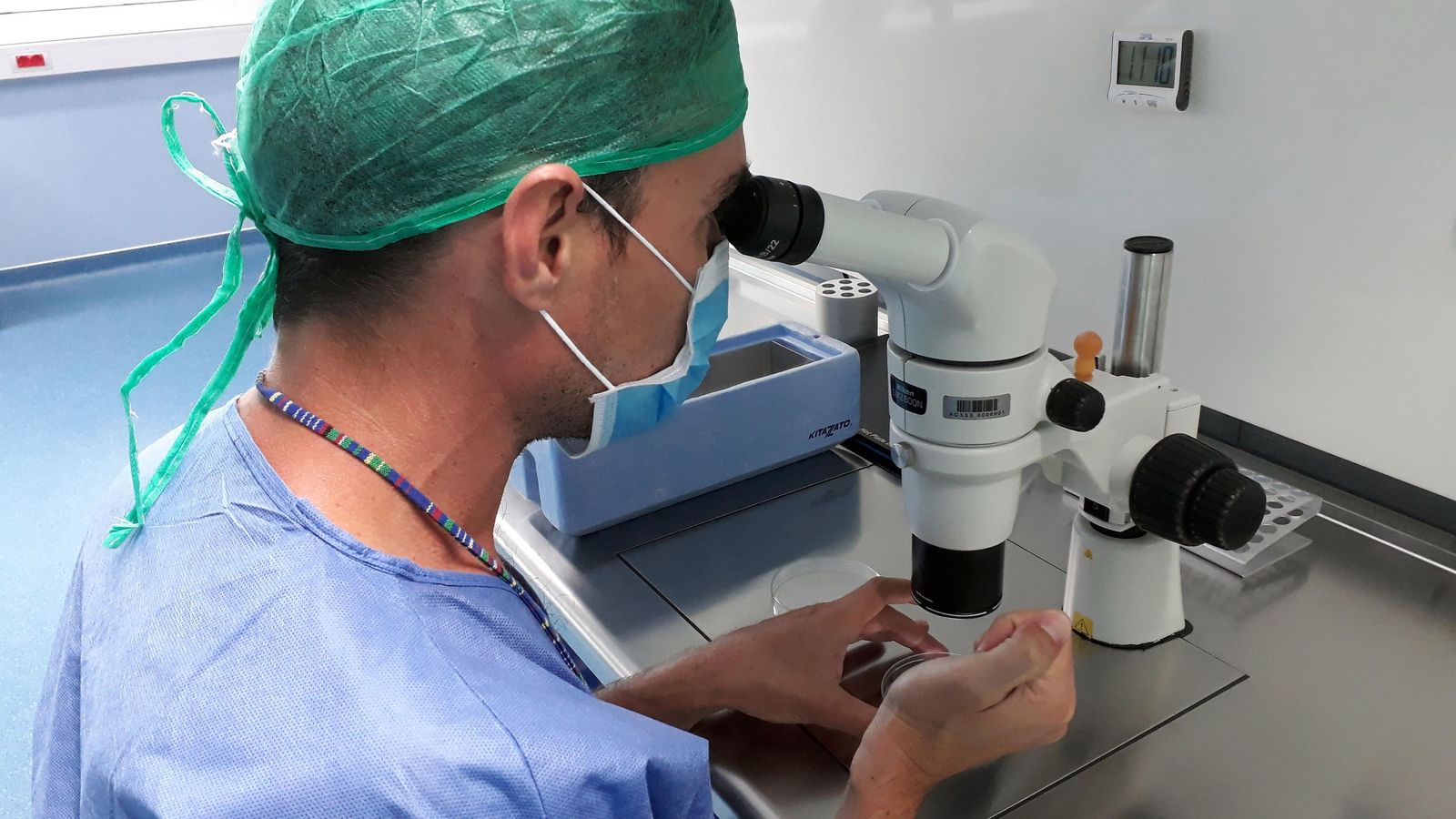 El embriólogo Pablo Moreno de Acevedo trabajando en el Laboratorio de Embriología de la Unidad de Reproducción Humana Asistida del Valme en el proceso de vitrificación de ovocitos.