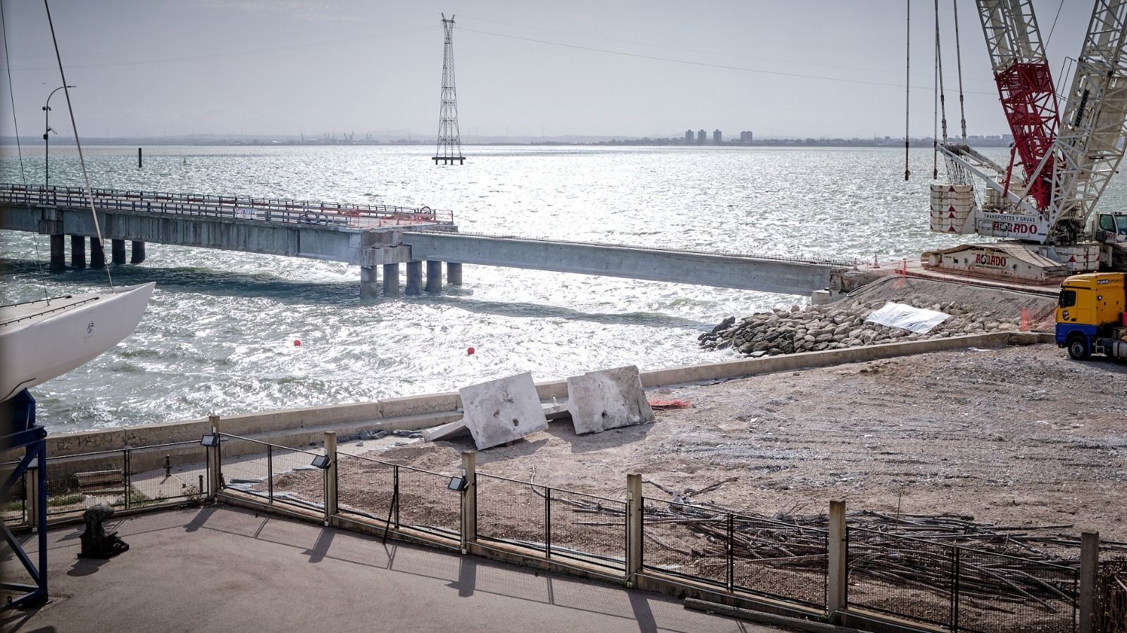 Imágenes de la colocación de una nueva viga sobre el vano 30 en el puente Carranza de Cádiz