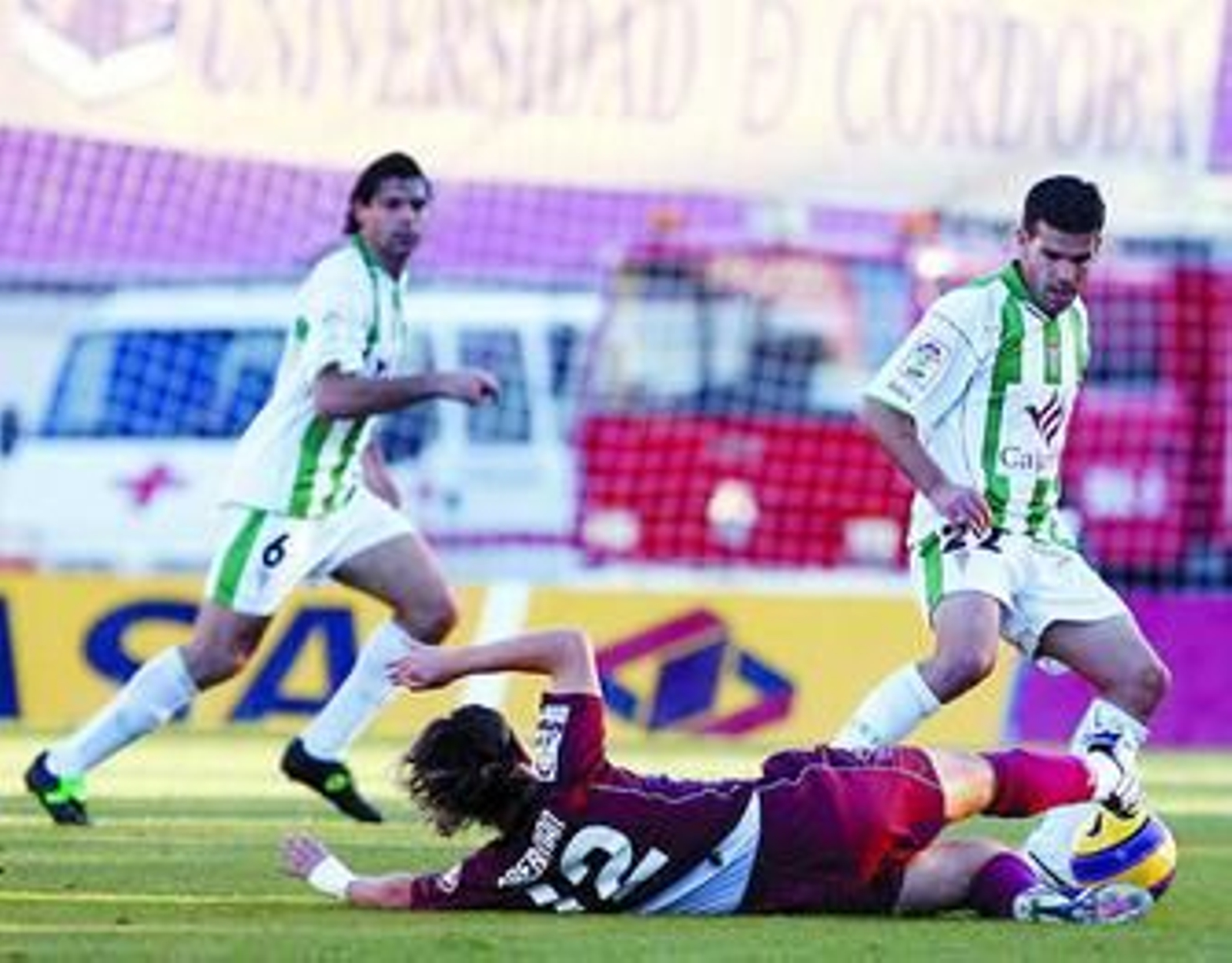 Oberman se arroja a los pies de Diego Reyes mientras Pierini sigue la acción desde la distancia.