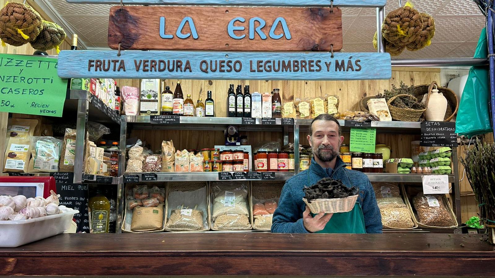 Alberto, dueño del puesto ecológico 'La Era'