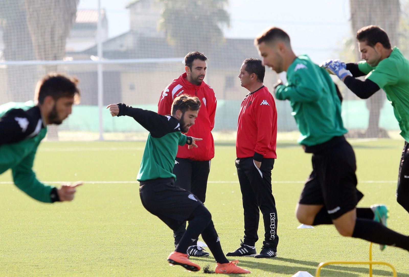 Carlos Losada dialoga con el delegado Juan Carlos Osuna, con Sebas Moyano en primer plano.
