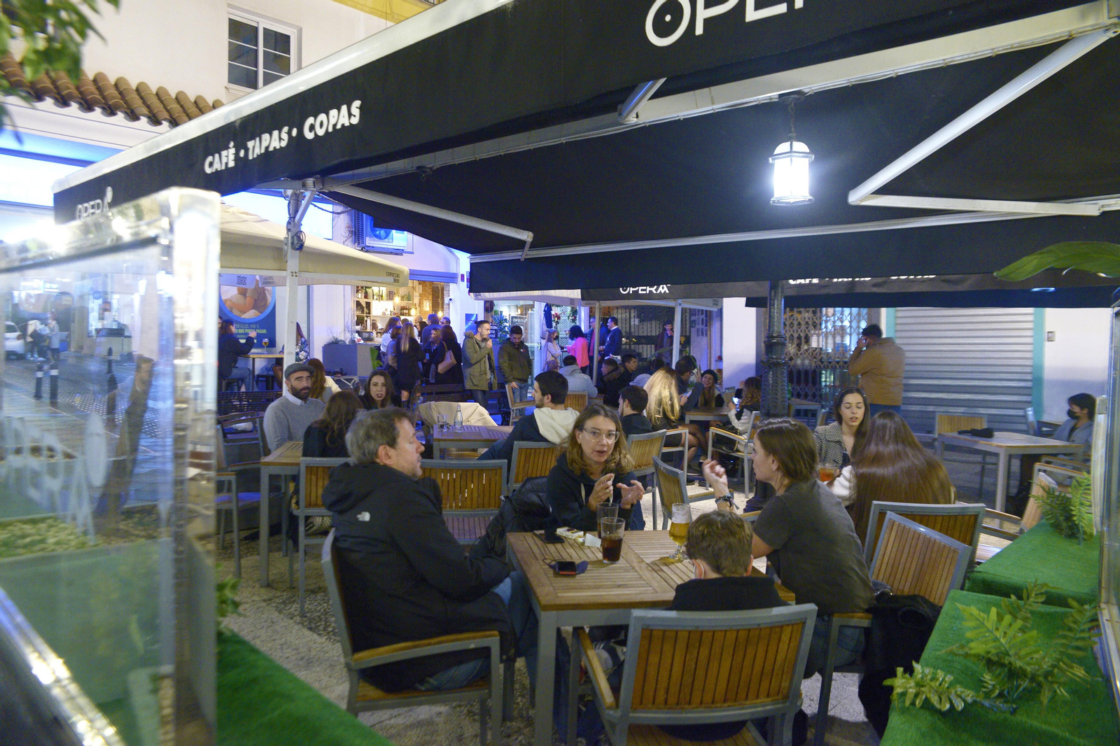 Fotos de ambiente de las calles de Algeciras el primer fin de semana de horario nocturno.