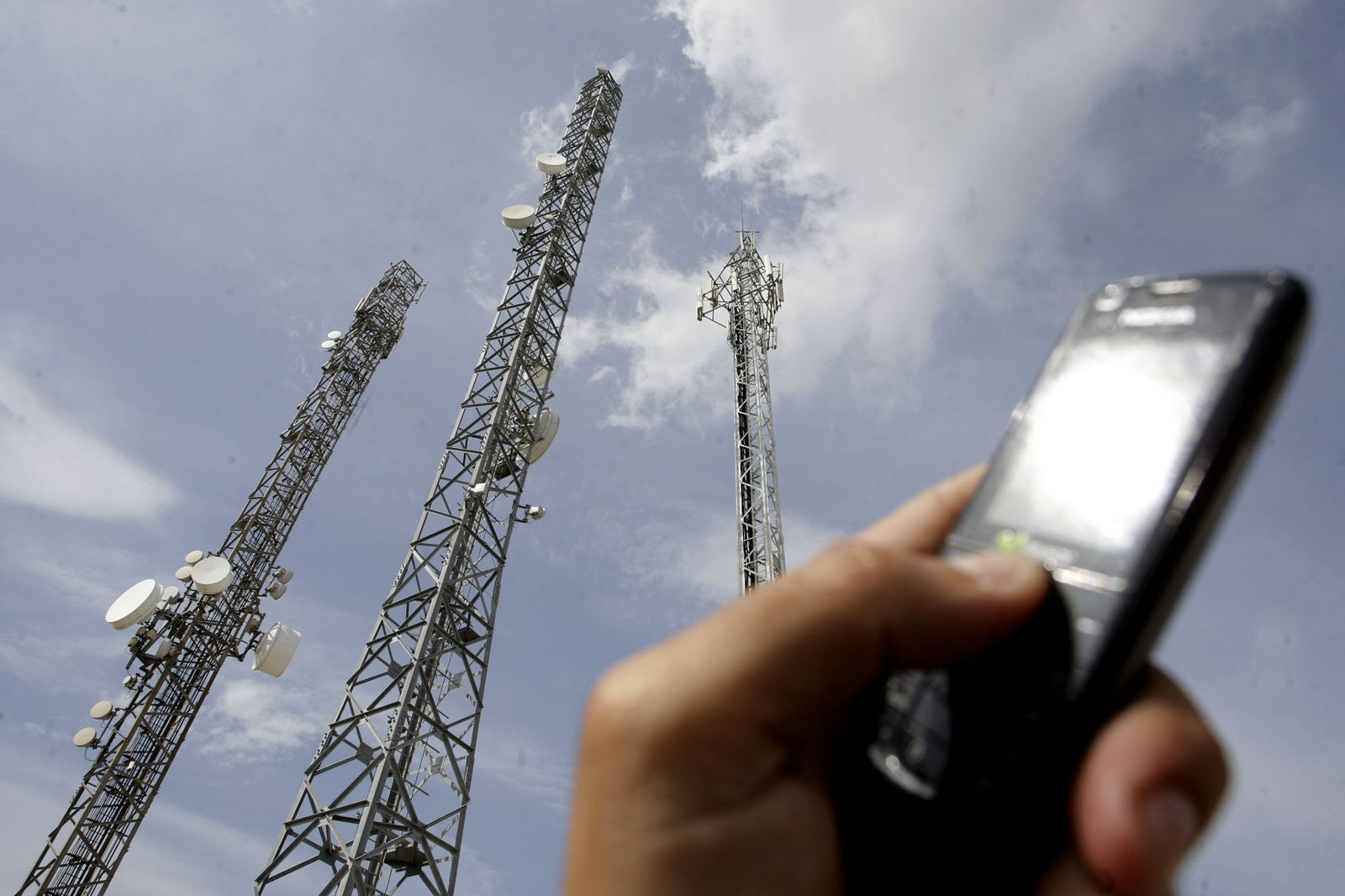 Varias antenas de telefonía móvil.